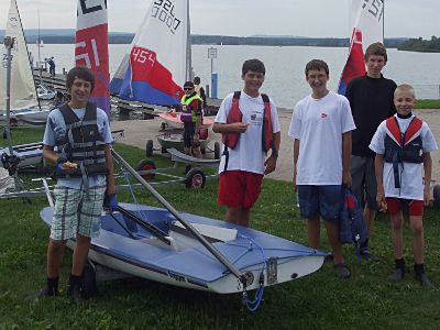 YCAG-Jugend und dahinter Elmar Rosemann